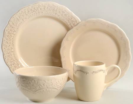 Lacey Cream 4 Piece Place Setting
