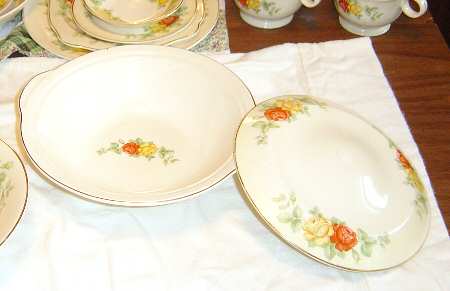 Liberty Roses Round Covered Vegetable
