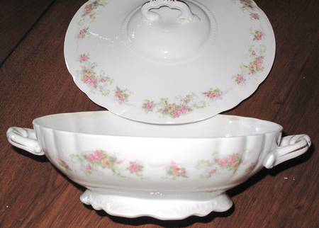 1731 Round Covered Vegetable