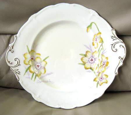 G7923 Handled Cake Plate