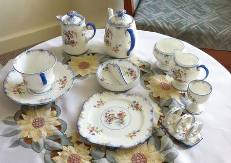 Haddon Hall (Blue Trim) Teapot & Lid