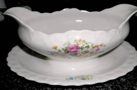POP331 Gravy Boat with Attached Underplate