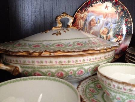POY873 Footed Cup & Saucer Set