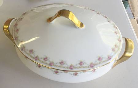 1287 Oval Covered Vegetable