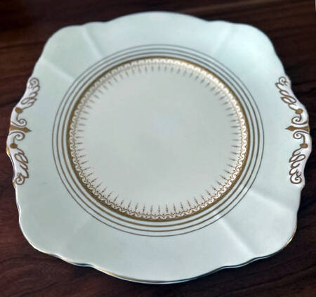 A1640 Handled Cake Plate