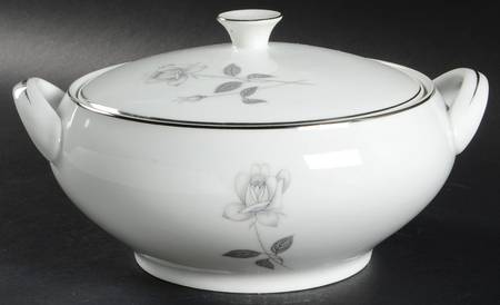 Queens Royal Round Covered Vegetable