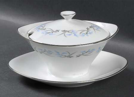 Memory Lane Gravy Boat w/Attached Underplate & Lid