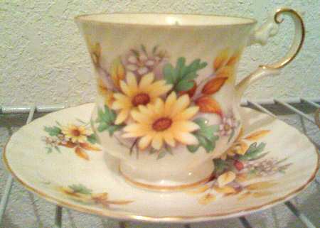 QUE14 Footed Cup & Saucer Set