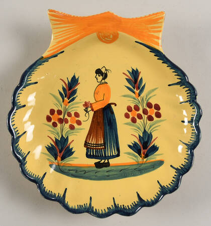 393 7" Shell Shaped Dish