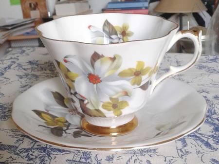 QUA75 Footed Cup & Saucer Set