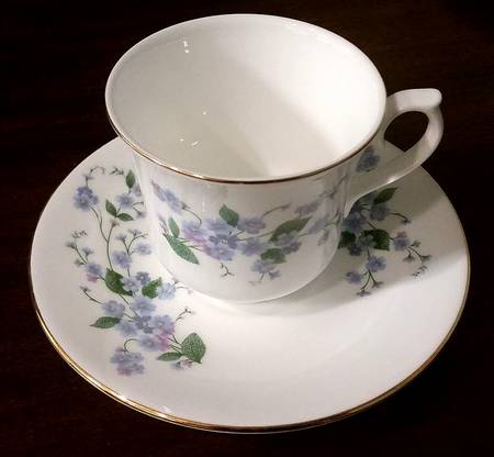 QUE26 Footed Cup & Saucer Set