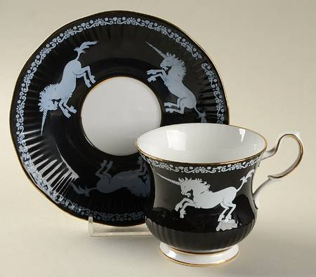 QUE27 Footed Cup & Saucer Set