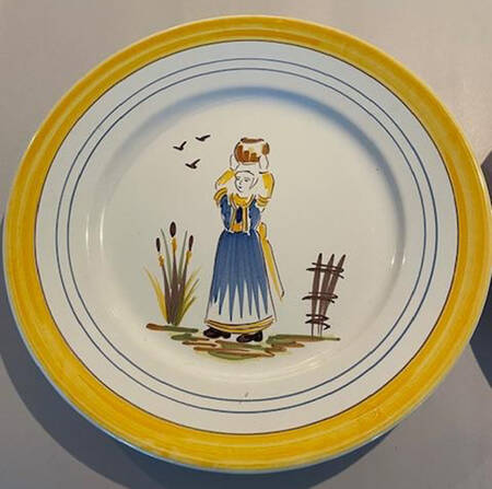 Pierre Deux (Lady Or Man Center) Dinner Plate