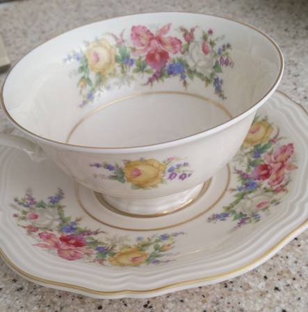 2526 Footed Cup & Saucer Set