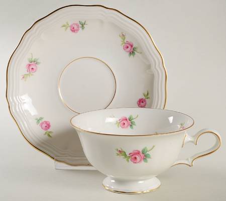 2820 (Chippendale, Gold Trim) Footed Cup & Saucer Set