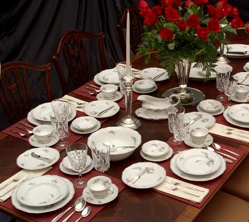 7425 (Scalloped, Platinum) 40 Piece Estate Set