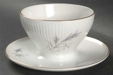 7533 (Gold Trim) Gravy Boat with Attached Underplate