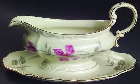 Beatrice Gravy Boat with Attached Underplate