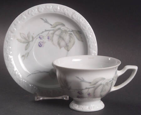 Brombeere Footed Cup & Saucer Set