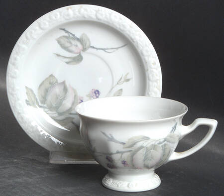 Brombeere Footed Cup & Saucer Set
