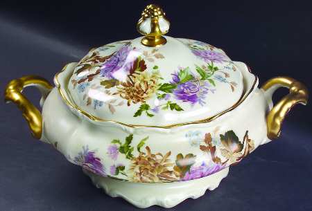 Daphne (Pompadour) Round Covered Vegetable