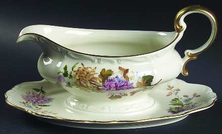 Daphne (Pompadour) Gravy Boat with Attached Underplate