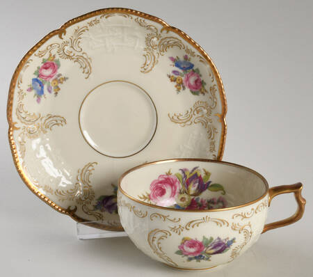 Diplomat (Center Gold) Flat Cup & Saucer Set