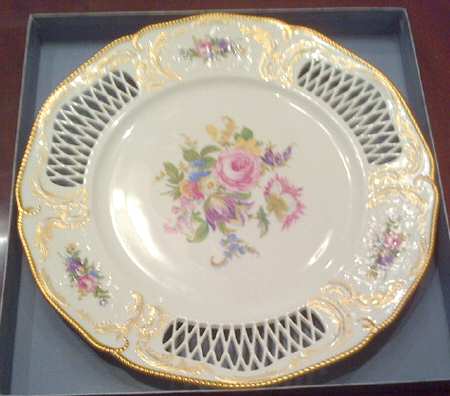 Diplomat (Center Gold) Pierced Edge Dinner Plate