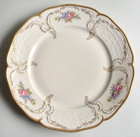 Diplomat (Center Gold) Dinner Plate