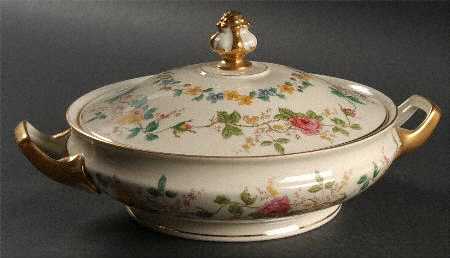 Dolly Vardon Round Covered Vegetable