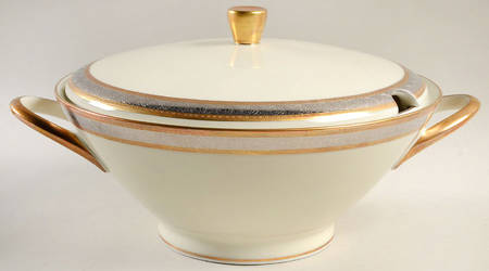 Duchess (Ivory Background) Tureen &  Lid