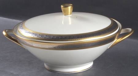 Duchess (Ivory Background) Round Covered Vegetable