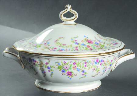 Eleanor White Round Covered Vegetable