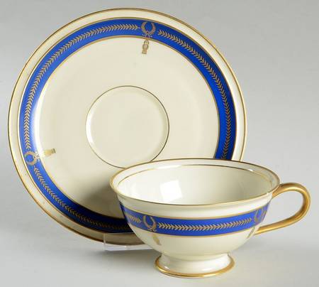 L'Aiglon Footed Cup & Saucer Set
