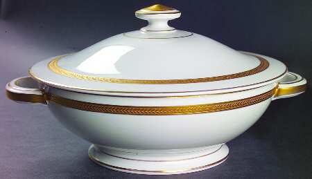 Laurel Wreath Round Covered Vegetable