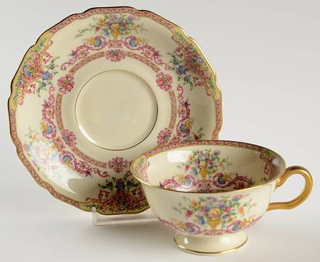 Sau Footed Cup & Saucer Set