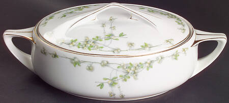 Mistletoe (Gold Trim) Oval Covered Vegetable