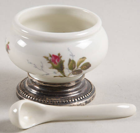 Moss Rose (Pompadour, Ivory Body, Off Center) Mustard Jar No Lid