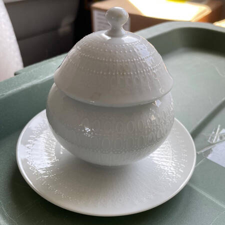 Romance (All White) Mustard with Lid & Attached Underplate