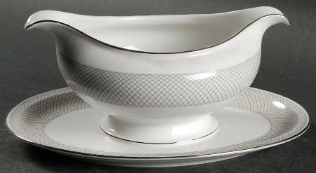 Platinum Grail Gravy Boat with Attached Underplate
