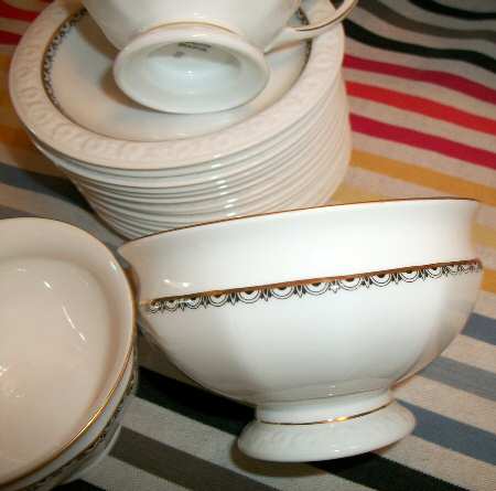 R16 Footed Cup