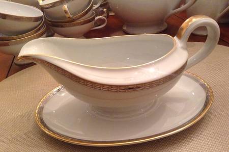 R449 Gravy Boat with Attached Underplate