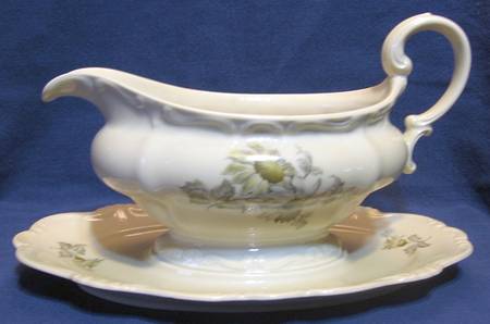 R86 Gravy Boat with Attached Underplate