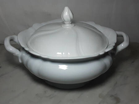 Viktoria White Round Covered Vegetable
