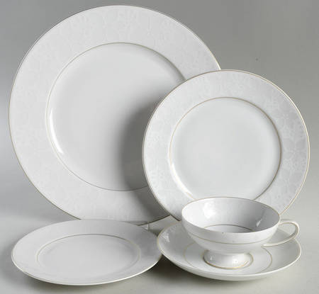 White Velvet (Gold) 5 Piece Place Setting