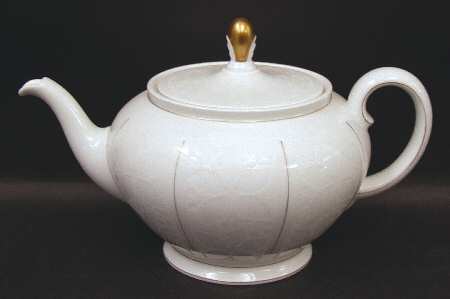 White Velvet (Gold) Teapot & Lid