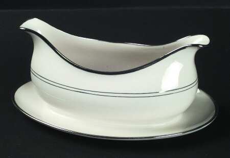 Antoinette Gravy Boat with Attached Underplate