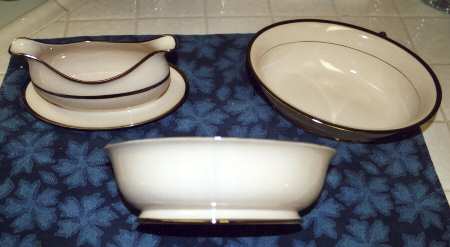 Wilshire Platinum Gravy Boat with Attached Underplate