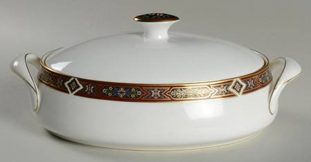 Dauphin Oval Covered Vegetable
