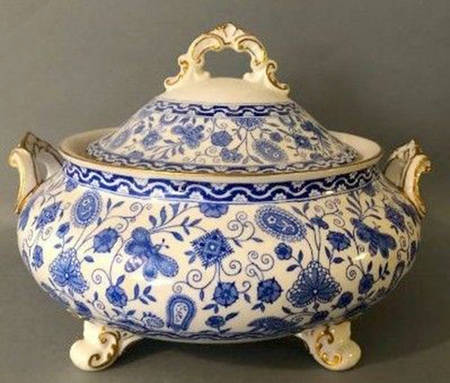 Wilmot Blue (Gold Trim) Round Covered Vegetable